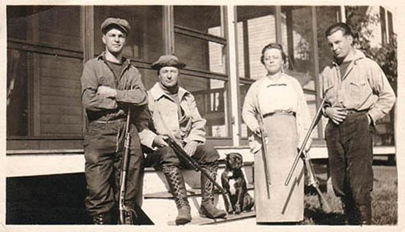 http://www.haynespitbulls.com/images/VintagePitbullFamilyPhoto1918.jpg